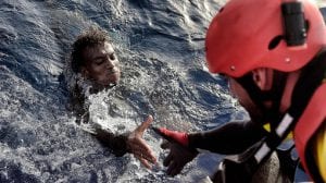 La plus folle opération de sauvetage de migrants au large de la Libye