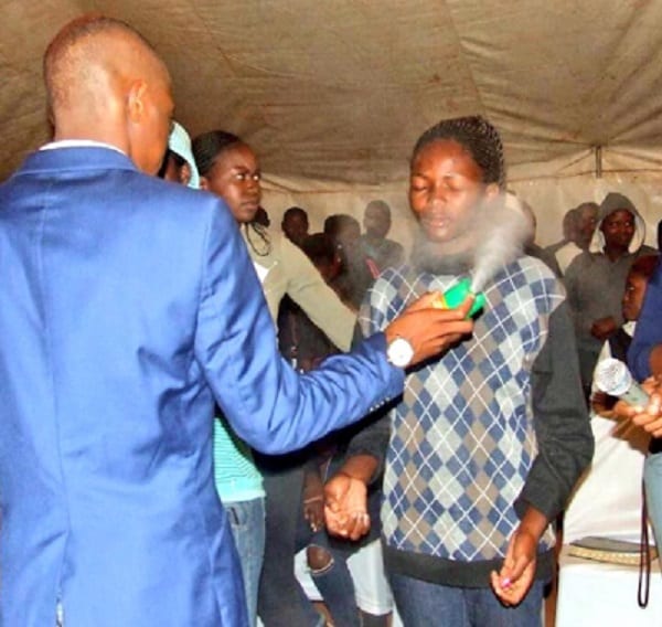Un pasteur sud-africain pulvérise les membres de son église avec un insecticide "divin": PHOTOS/VIDÉO
