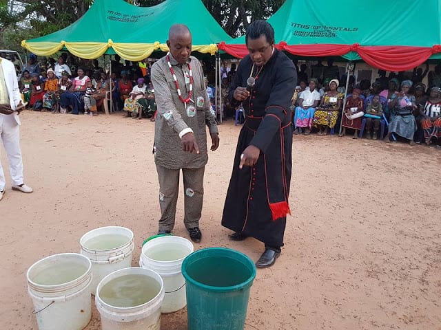 Nigeria: Un évêque transforme l'eau froide en eau chaude (PHOTOS)