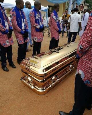 Nigeria: un milliardaire enterre son père dans un cercueil en or... Photos