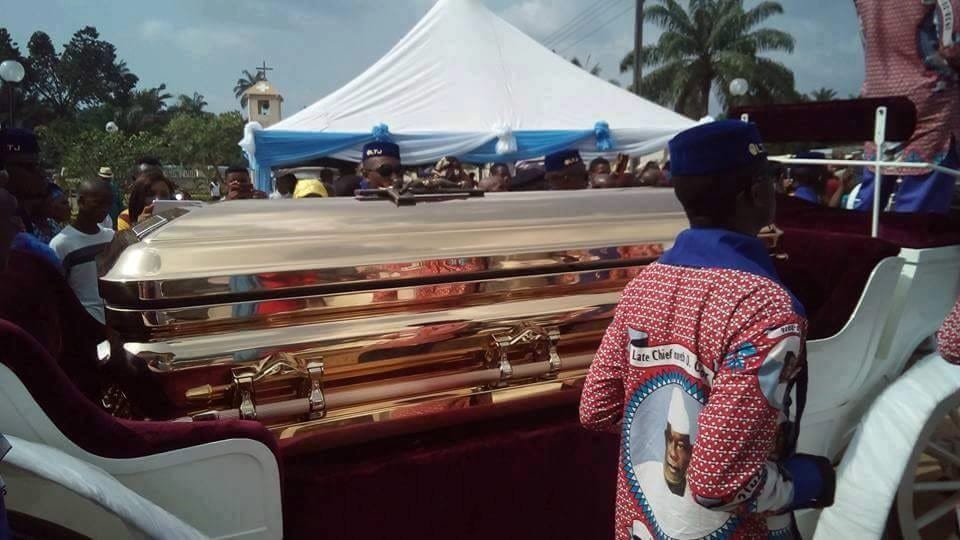 Nigeria: un milliardaire enterre son père dans un cercueil en or... Photos
