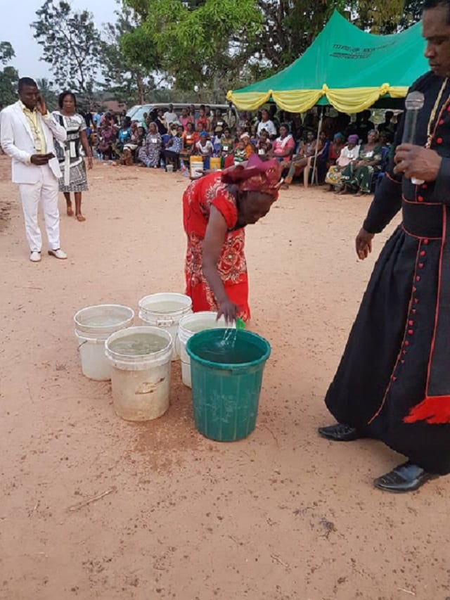 Nigeria: Un évêque transforme l'eau froide en eau chaude (PHOTOS)