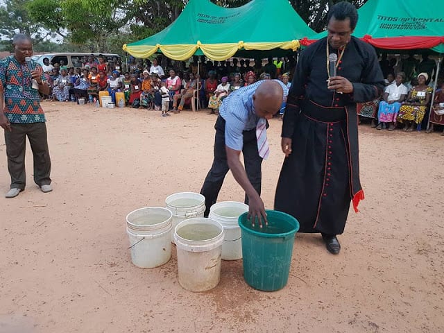 Nigeria: Un évêque transforme l'eau froide en eau chaude (PHOTOS)