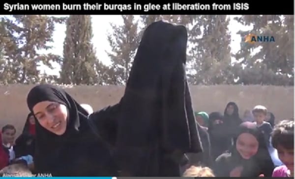 Des irakiennes jettent leurs niqabs après avoir été libérées des mains de Daech