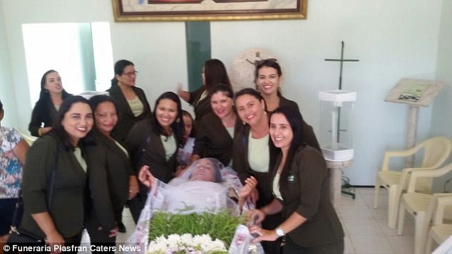 Elle prétend être morte pour faire l'expérience des funérailles: PHOTOS