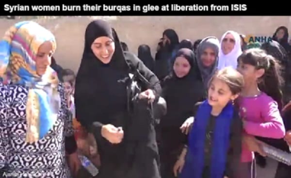 Des irakiennes jettent leurs niqabs après avoir été libérées des mains de Daech