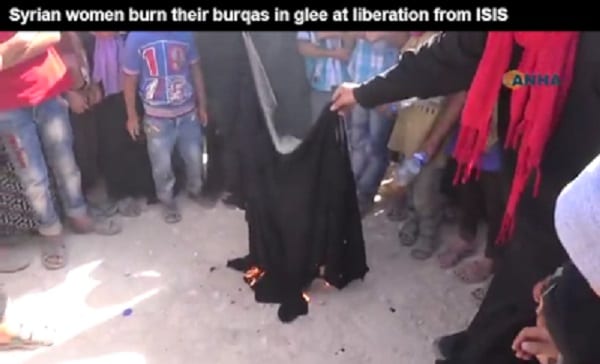 Des irakiennes jettent leurs niqabs après avoir été libérées des mains de Daech