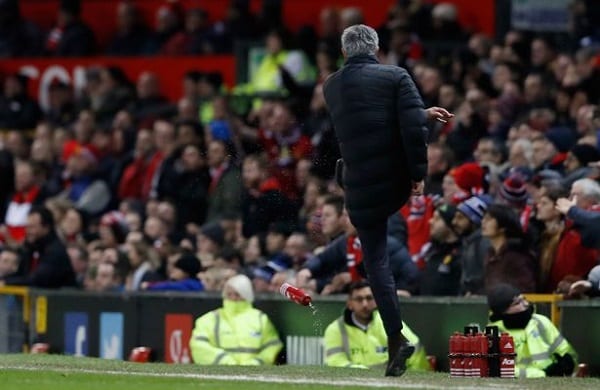 Vidéo: Jose Mourinho expulsé lors du match Man U-West Ham...La presse anglaise s'en prend à lui.