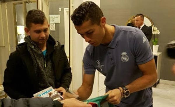 Cristiano Ronaldo rencontre un fan qu'il a réveillé du coma: Vidéo