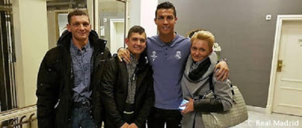 Cristiano Ronaldo rencontre un fan qu'il a réveillé du coma: Vidéo