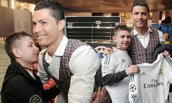 Cristiano Ronaldo rencontre un fan qu'il a réveillé du coma: Vidéo
