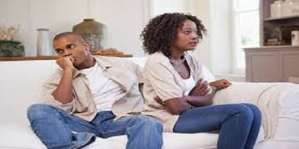 6 signes qui montrent que votre partenaire est avare