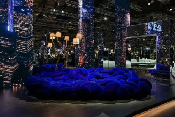 Kendall Jenner dépense l'énorme somme de 52 000 $ sur le canapé le plus BIZARRE: PHOTOS