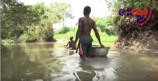 Ghana: Pour se rendre à l'école, des élèves obligés de traverser deux rivières à la nage (VIDÉO)