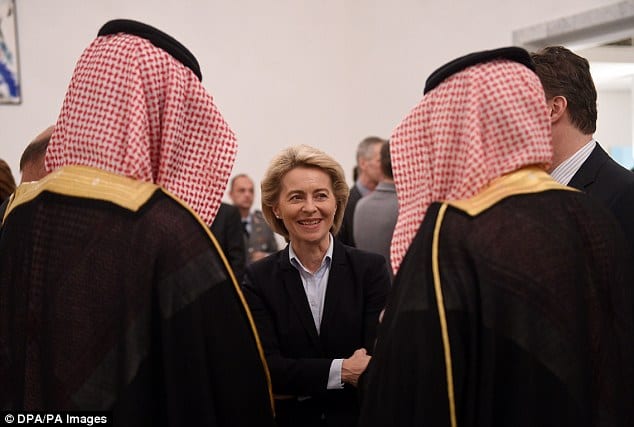 En visite en Arabie Saoudite, une ministre allemande refuse de porter un hijab: PHOTOS