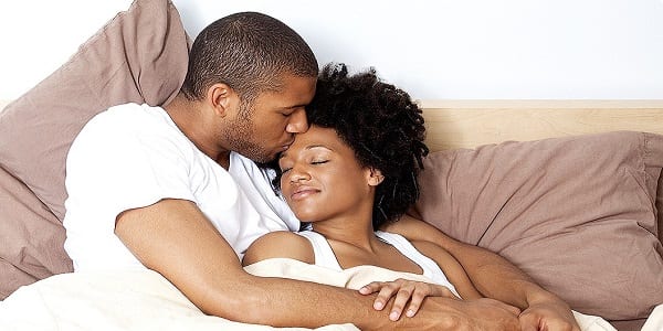 3 importants bienfaits des câlins que beaucoup de couples ignorent