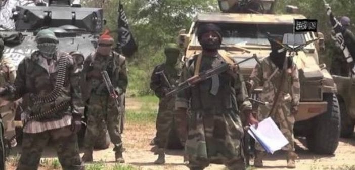 Nigeria: ''Le drapeau de Boko Haram'' présenté à Buhari par l'Armée