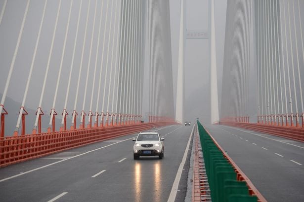Le pont le plus haut du monde s'ouvre en Chine: PHOTOS/ VIDÉO