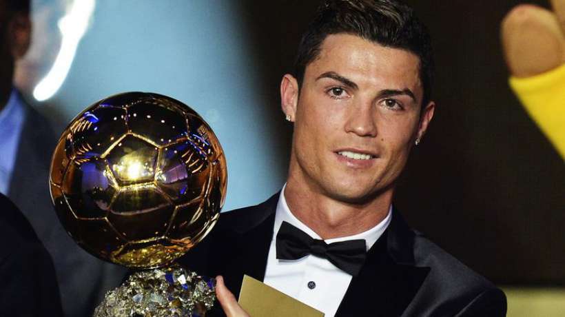 cristiano-ronaldo-pose-avec-le-fifa-ballon-d-or-en-2014_186817