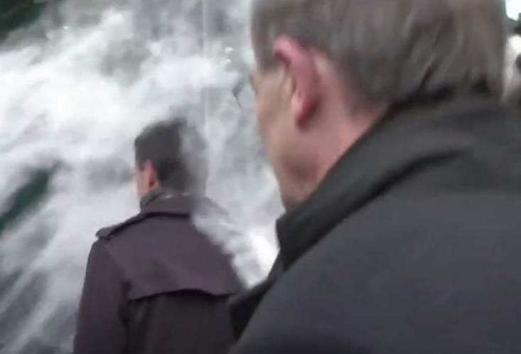 France: Manuel Valls se fait enfariner par un jeune de Strasbourg...Vidéo