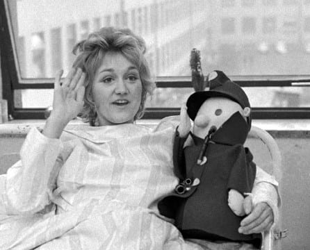 Insolite: une hôtesse de l’air survit à une chute de 10 000 m après l'explosion d'un avion...Explication!