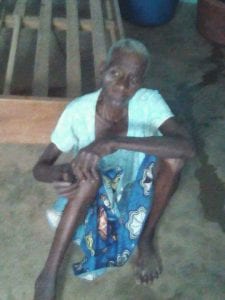 Scandale : Une vieille dame retrouvée sur un poteau électrique