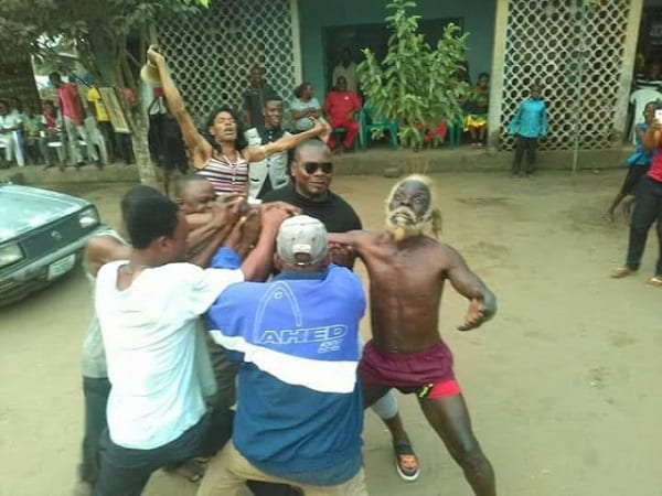 PHOTOS: Sampson, le superman du Nigeria qui mange des bouteilles et tire des voitures avec ses dents