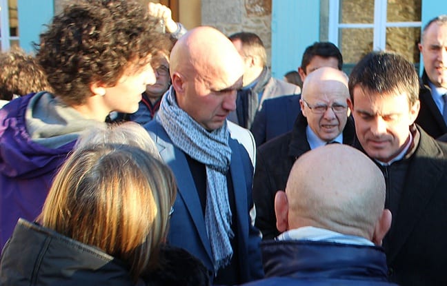 France: Giflé par un jeune homme, Manuel Valls réagit...Photos