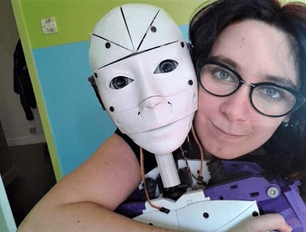 Elle souhaite se marier avec un robot dont elle est tombée amoureuse