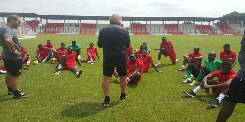 Claude Le Roy face aux Eperviers