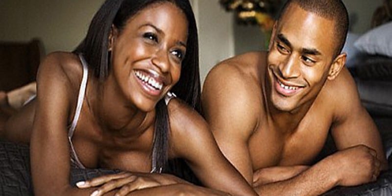 Couple-Heureux-au-lit