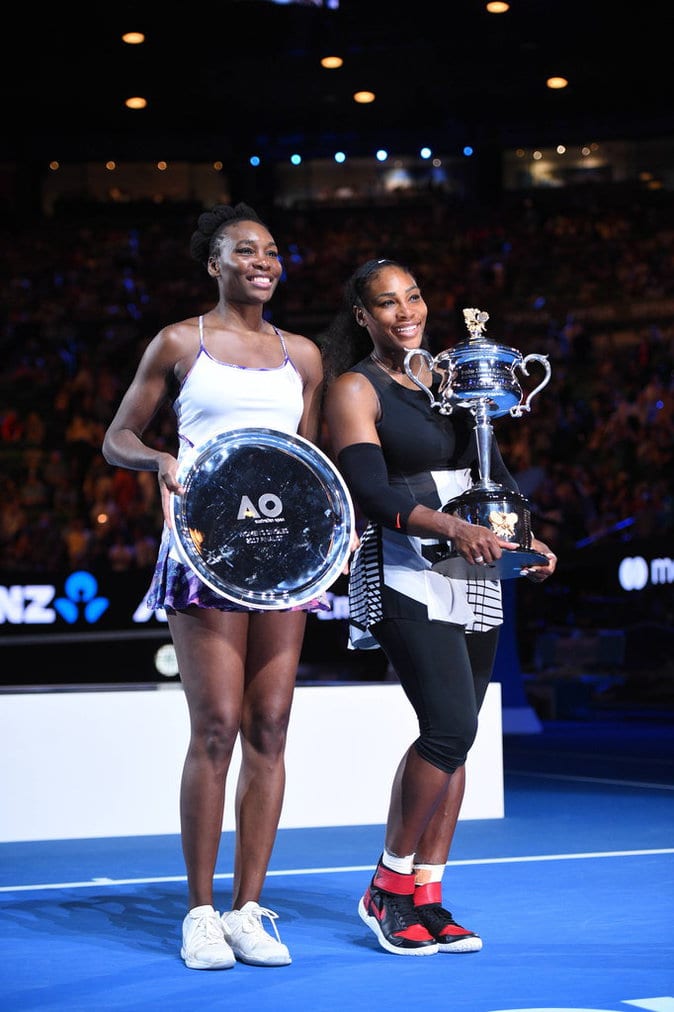 Photos : Serena Williams remporte l'Open d'Australie face à sa sœur Venus et bat un record