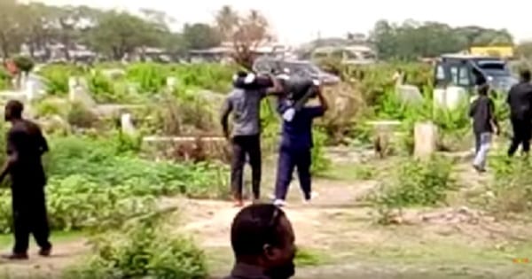 Ghana: Un employé d'une morgue retire un cadavre de son cercueil en plein enterrement. La raison (PHOTOS)