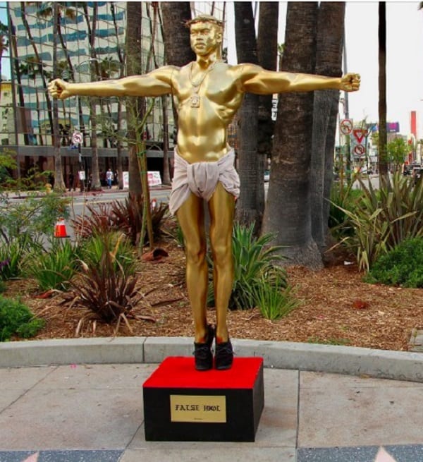 Une statue de Kanye West déguisé en Jésus crucifié sur Hollywood Boulevard