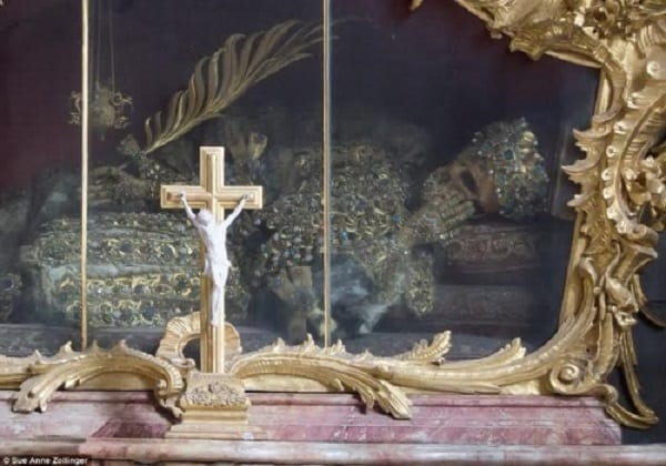 Découvrez les squelettes de deux saints chrétiens incrustés de bijoux pendant des centaines d'années