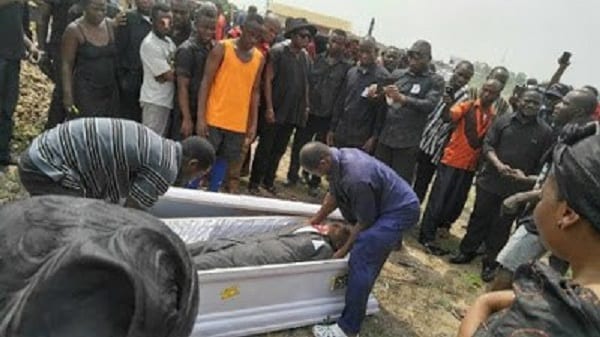 Ghana: Un employé d'une morgue retire un cadavre de son cercueil en plein enterrement. La raison (PHOTOS)