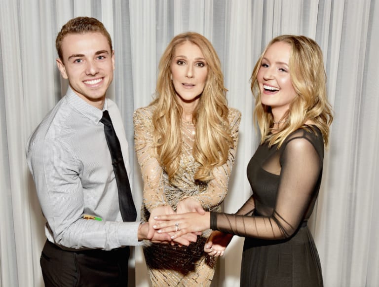 Il surprend sa petite amie en lui faisant sa demande en mariage devant Céline Dion...Photos