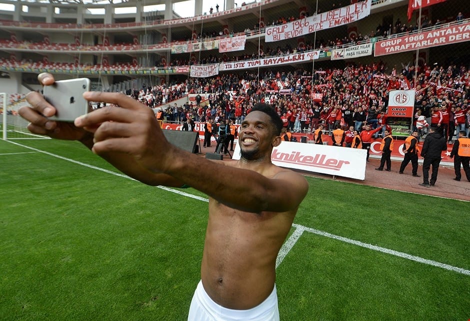 Turquie: Très beau geste de Samuel Eto'o envers un supporteur non-voyant...photo