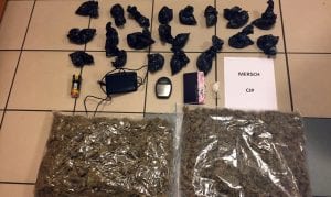 Des policiers proposent à un piéton de le ramener chez lui, mais….