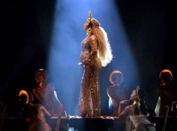 Grammy Awards 2017: Beyoncé incarne la déesse nigériane Oshun pendant sa prestation (PHOTOS)