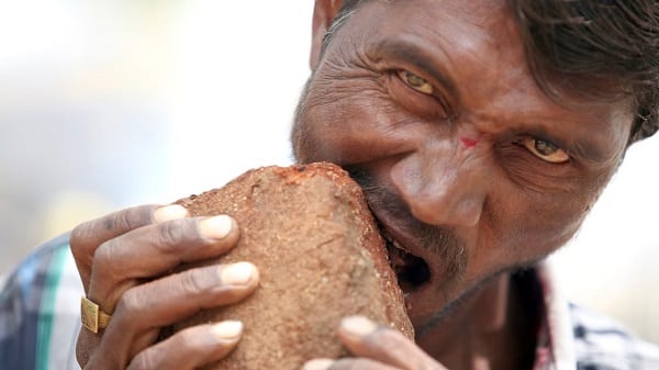 Pakkirappa Hunagundi, l'Indien qui mange des briques et de la boue: PHOTOS / VIDÉO