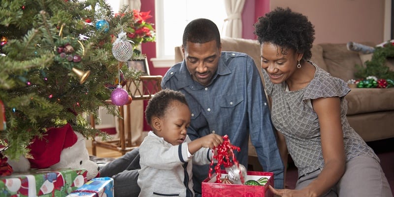 o-DAD-OPENING-CHRISTMAS-PRESENT-facebook