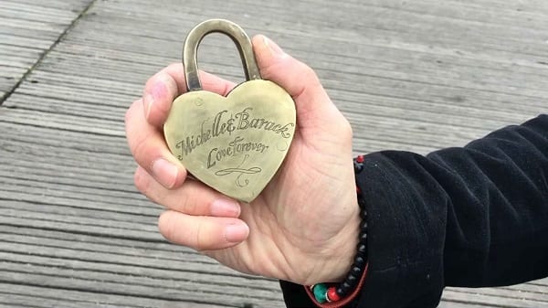 Un cadenas portant les prénoms du couple Obama retrouvé sur les ponts de Paris. Explications