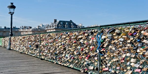 Un cadenas portant les prénoms du couple Obama retrouvé sur les ponts de Paris. Explications