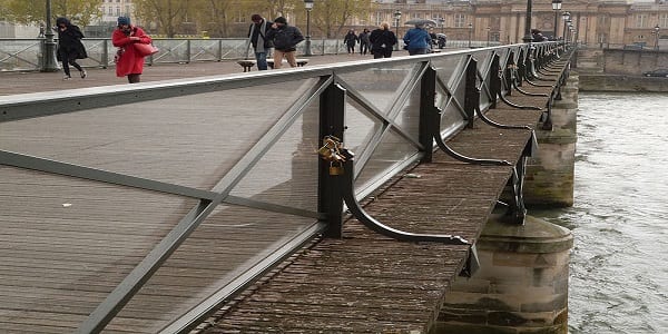 Un cadenas portant les prénoms du couple Obama retrouvé sur les ponts de Paris. Explications