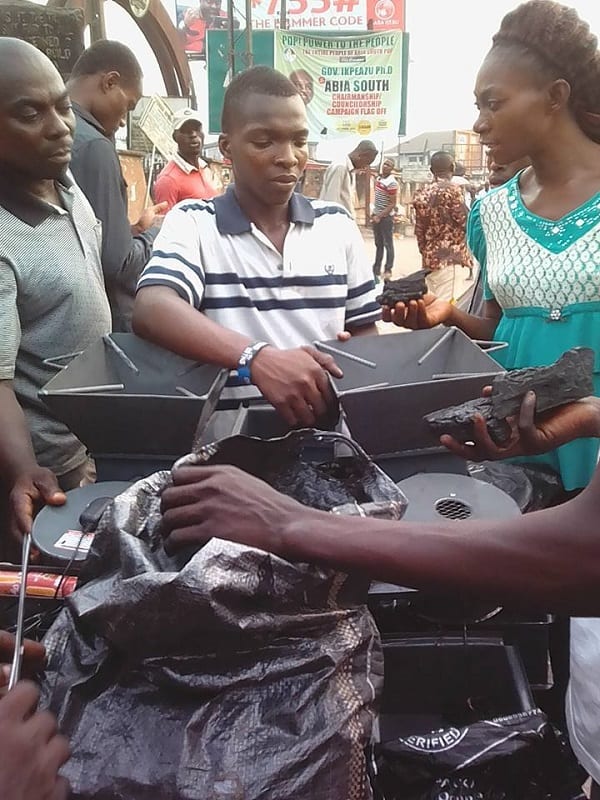Inspiration: Un Nigérian de 16 ans construit un fourneau fonctionnant avec des  piles (PHOTOS)