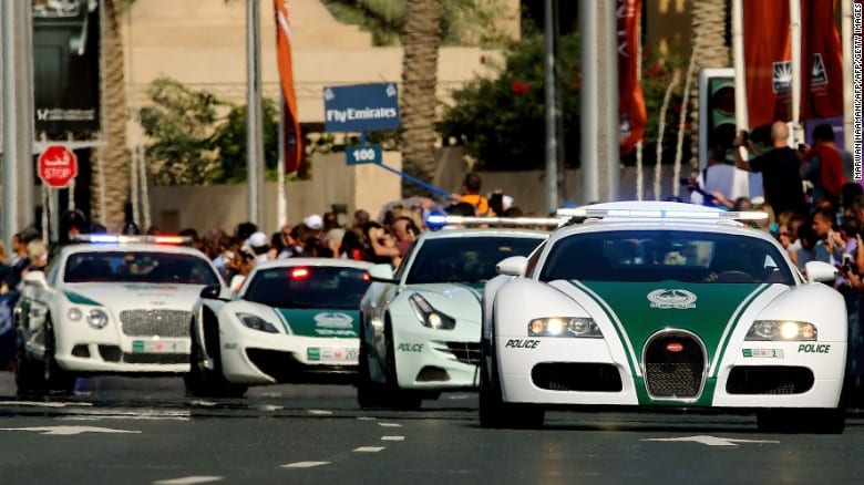 Dubaï entre dans le livre Guinness des records pour avoir les voitures de police les plus rapides au monde