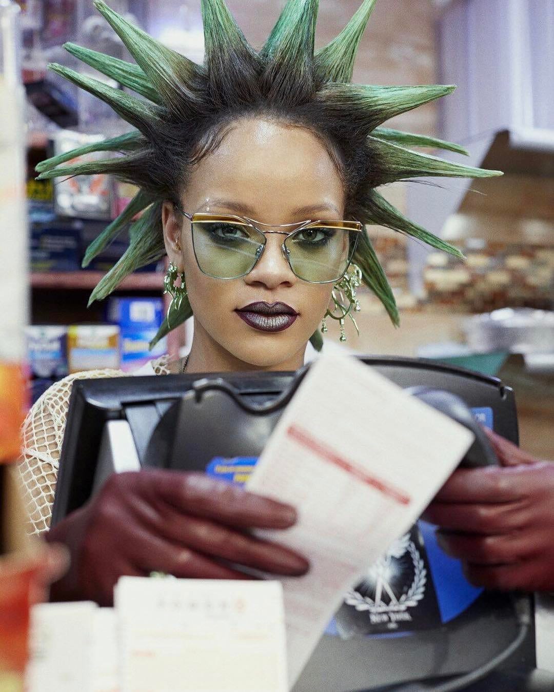 Un magazine fait une nouvelle coiffure à Rihanna. La coupe de cheveux fait le buzz