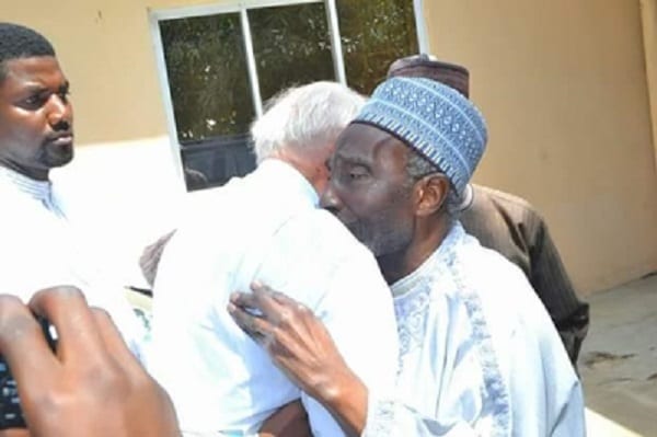 Émouvant ! Un Prêtre catholique et un Imam se disent adieu en larmes