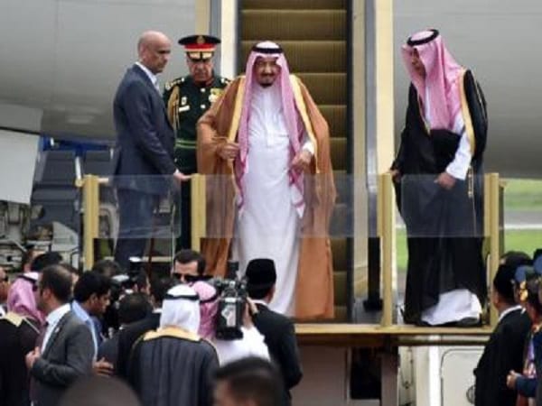 En visite en Indonésie, le Roi Saoudien voyage avec 460 tonnes de bagages